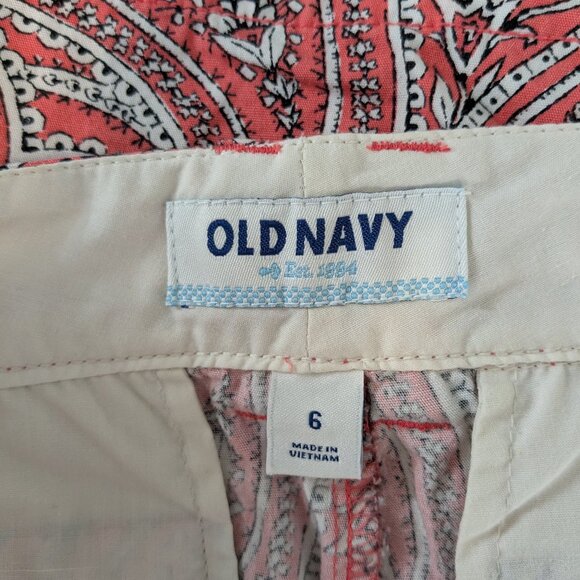 OLD NAVY Coral Paisley Mid-Rise, 5 Inch Cotton Zip Shorts; Size 6 - Picture 3 of 5